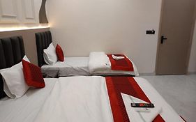 Del Fox Hotel At New Delhi Central Delhi - Just 5 Minute Away From Vfs Sivaji Stadium Metro Station